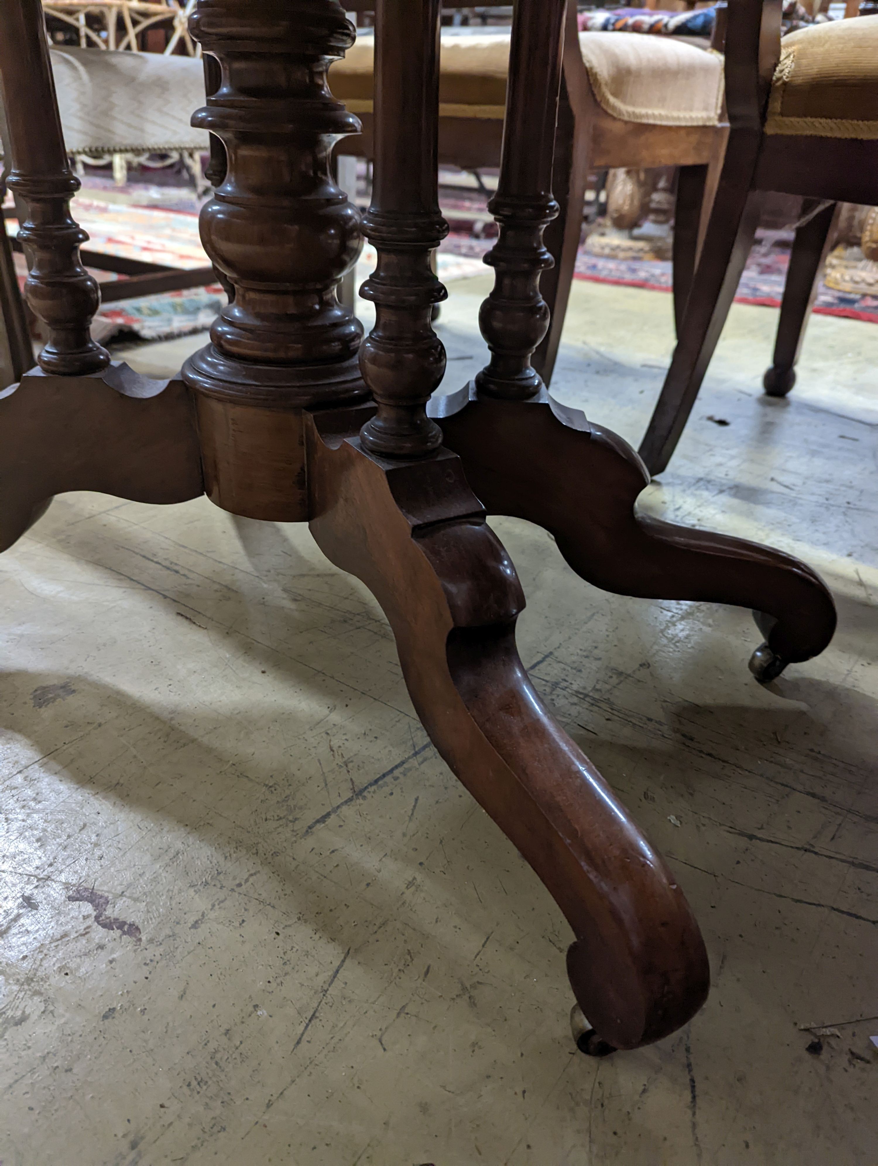 A Victorian figured walnut oval Sutherland table, width 100cm, length 118cm extended, height 72cm